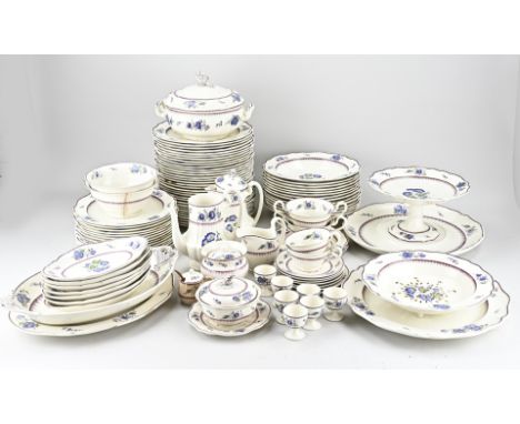 Extensive English Wedgwood ceramic dinner service. Floral decor. William II Etruria. Consisting of: 33 dinner plates, 14 soup