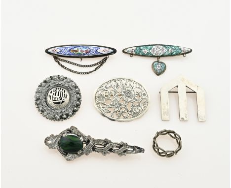 Lot with 6 brooches, 2 with paintings, a brooch with green stone, all three in white metal and 3 silver brooches: a round bro