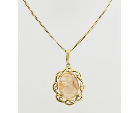 Yellow gold necklace and pendant, 585/000, with cameo. Gourmet necklace, 1.9 mm, with an oval pendant with a scalloped edge, 