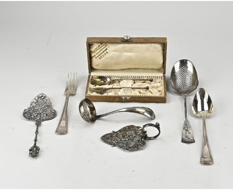 Lot of silver with a wet fruit spoon with a contoured bowl and a partly twisted handle with engraving. Table spoon, table for