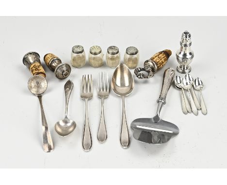 Lot silver various with a cheese slicer with silver handle, 2 forks and 2 spoons, 5 drink spoons with pointed fillet. 4 salt 