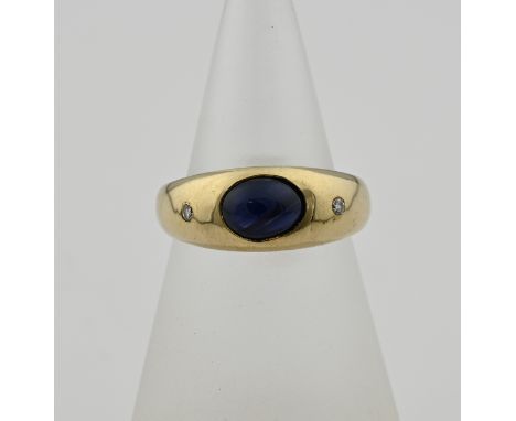 Yellow gold ring, 585/000, with sapphire and diamond. Convex ring with an oval cabouchon cut sapphire in the middle, 8 x 6.2 