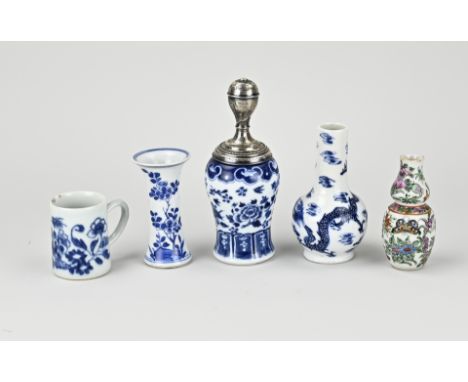 Five pieces of antique Chinese porcelain. Miscellaneous. 18th - 19th Century. 1x dragon vase, good. 1x Knobbel vase, good. 1x