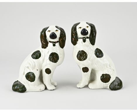 Two antique English Staffordshire ceramic dogs. Circa 1900. Size: H 17 - 18 cm. In good condition.