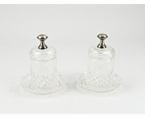 Two crystal marmalade pots with grinding, placed on a saucer and fitted with a silver button with pearl rim, 833/000. ø 13.5x