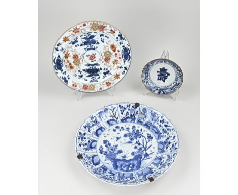 Three 18th century Chinese plates. Miscellaneous. 1x Small dish with phoenix + symbol decor + bottom mark, glued. 1x Family r