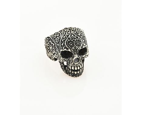 Large silver ring, 925/000, with an elaborate skull with floral decor. ø 65. approx. 18.7 grams. Head width 30 mm. In good co