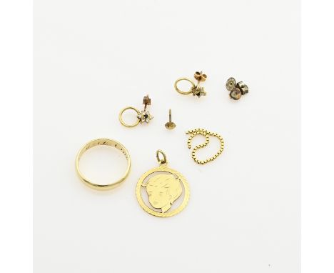 Lot of gold with a wedding ring, gold ear studs with zirconias, 585/000, and a child's head, 333/000. Total approx. 7.8 grams