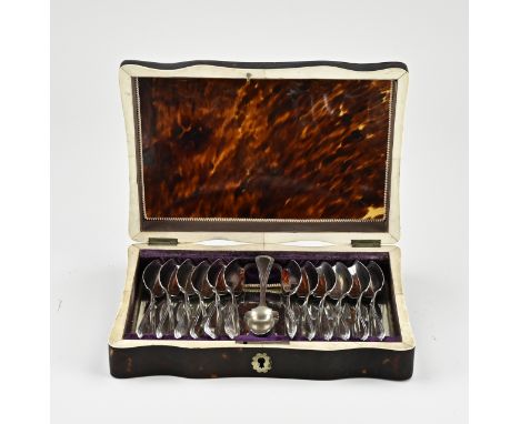 Beautiful rectangular contoured box filled with silver spoons, 833/000. 12 Coffee spoons and a sugar scoop with a double fill