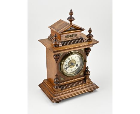 Antique German Gründerzeit table clock by Junghans. Walnut. With brass fittings. Circa 1890. Weekly clock, half-hourly strike