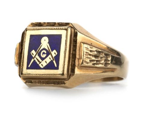 MASONIC SIGNET RING, with enamelled square and compass decoration, in nine carat gold, size TQty: 5.1g