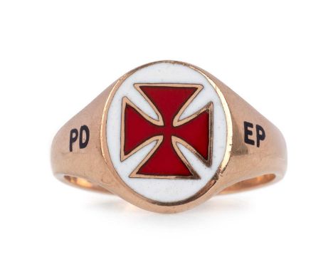 KNIGHTS TEMPLAR MASONIC SIGNET RING, the Knights Templar cross in red and white enamel, flanked by PD and EP to either side, 