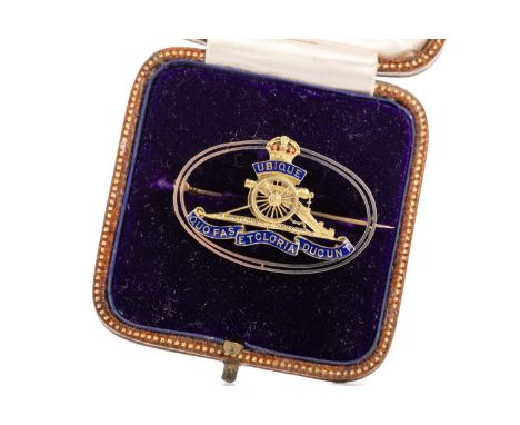 MILITARY SWEETHEART BROOCH, the central motif with blue enamel, in fifteen carat gold, the mount unmarkedQty: 5.5g