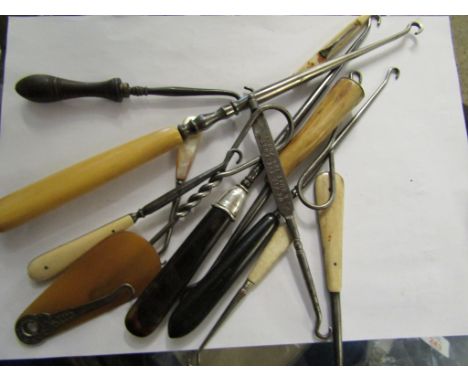 BOX CONTAINING A QUANTITY OF ASSORTED STEEL BUTTON HOOKS, THE HANDLES MADE OF VARIOUS MATERIALS (QTY)