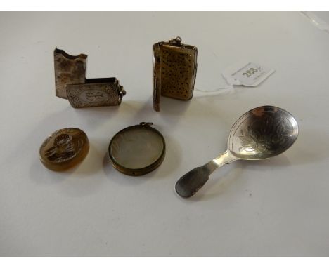A lot comprising a silver caddy spoon, London 1785, probably by Samuel Meriton II, a silver vinaigrette by Francis Clark, Bir