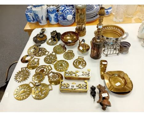 QUANTITY OF VINTAGE HORSE BRASSES, REPRODUCTION MINORS LAMP, MINITURE BRASS ETC