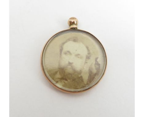 A 9 carat gold circular picture pendant, Birmingham 1905, 2.4 cm diameter