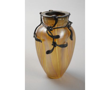 Loetz Wwe. Vase mit Silbermontierungum 1900, Dekor Phänomen Genre PG 7501, farbloses Glas, ausgekugelter Abriss, vertikal gek