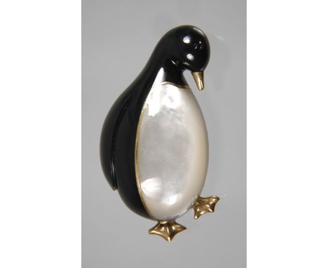 Pinguinbroscheum 2000, Montierung Gelbgold gestempelt 19 K (?), Körper aus graviertem Onyx und Perlmutt, minimale Tragespuren