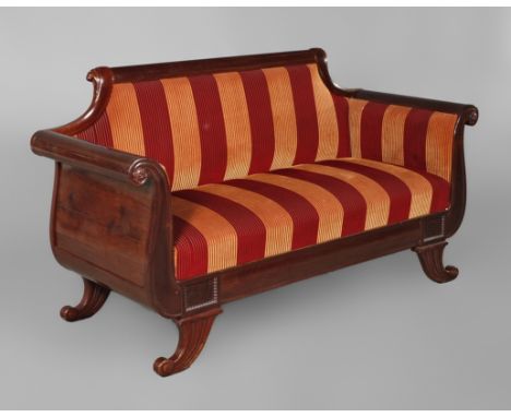 Sofa BiedermeierMahagoni massiv und furniert, um 1830, hohe s-förmig gewellte Armlehnen, die Füße in Form eines Füllhorns ges