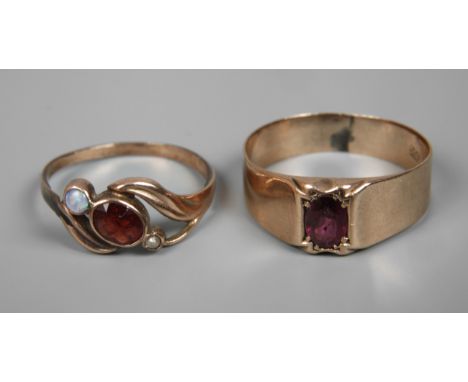 Zwei DamenringeAnfang 20. Jh., Gelbgold gestempelt 585 und 333, jeweils besetzt mit einem facettierten Granat, ein Ring zusät