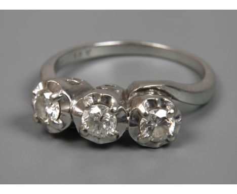Damenring mit Diamantenum 1920, Weißgold gestempelt 14 K = 585/1000, besetzt mit zwei Altschliffdiamanten und einem Brillante