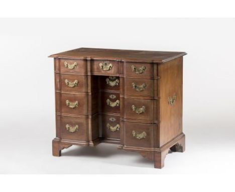 Bureau Chippendale en acajou massif avec un enfoncement pour les genoux, entrées de serrure et poignées en laiton, plateau de