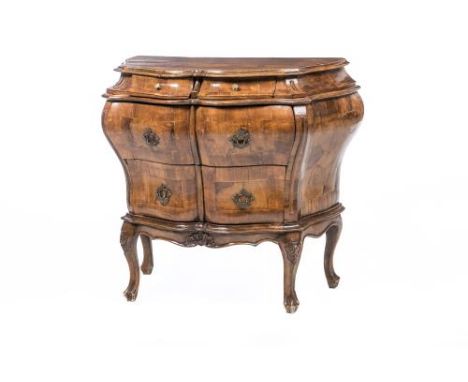 Petite commode lombarde de style XIXe à quatre tiroirs avec marqueterie de placage de noyer à l'ancienne. Pieds cambrés mouve