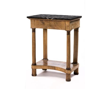 Petite console en noyer avec plateau en marbre noir d'époque Empire, XIXe.H. 89x40.5x68 cm. MeublesFurnitureMöbel
