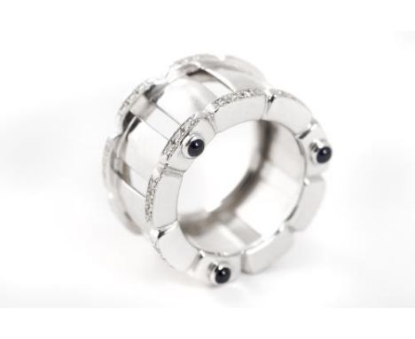 Patek Philippe, bague en or gris .750, modèle "Twenty-4" avec 6 saphirs cabochons bleus pour un total de 0.60 ct de taille 6 