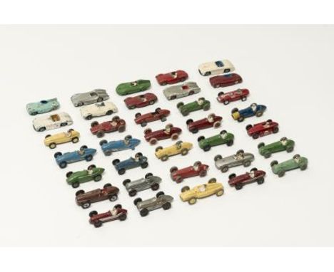 Lot de 35 voitures de course anciennes en métal, Mecano, Cooper-bristol, Dinky Toys.On y joint un livre sur la course automob