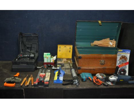 A VINTAGE METAL TRAVELING TRUNK CONTAINING A SELECTION OF TOOLS, to include a power craft AGM6010 disk grinder, with spare di