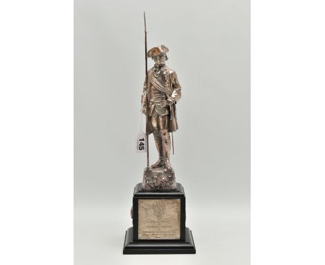 AN EARLY 20TH CENTURY WHITE METAL REGIMENTAL STATUETTE MOUNTED ON A WOODEN PLINTH, the rear of the figure applied 'DETTINGEN 