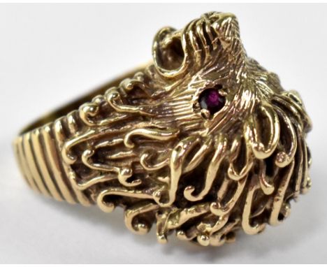 A 9ct gold ring in the form of a lion with red stone set eyes, stamped 375, size S, approx 17.2g.