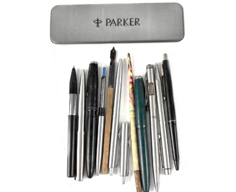 A quantity of vintage pens to include Platignum and Parker. 