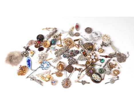 A large quantity of vintage costume jewellery brooches.