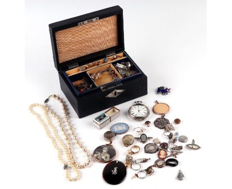 A quantity of antique and vintage costume and other jewellery to include a cameo brooch, sweetheart brooch, other brooches an