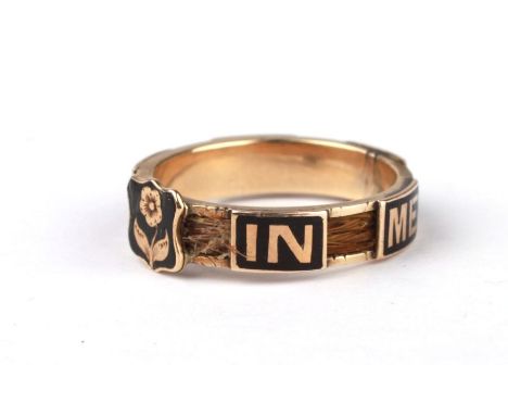 A Victorian yellow metal and enamel mourning ring with hair memento, approx UK size 'N', 3g.