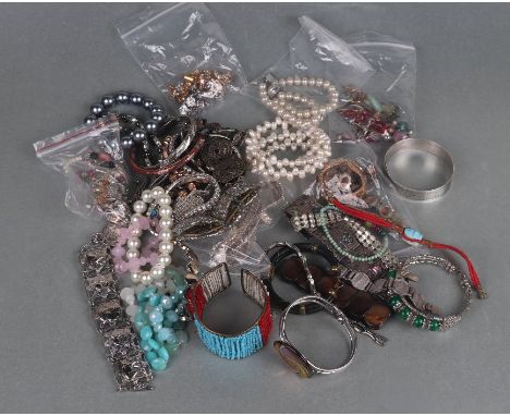 A quantity of assorted costume jewellery to include bracelets, bangles and similar items.