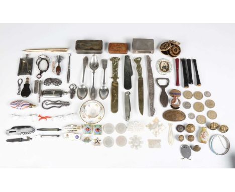 A mixed group of collectors' items, including a 19th century horn snuff box, an Italian glass scent bottle, two brass paperkn