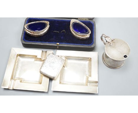 A pair of oval boat shaped salts, with blue glass liners and spoons, cased, Birmingham 1903, no spoons, a Victorian vesta cas