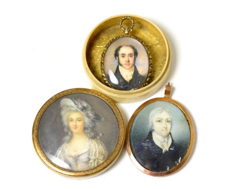 A late 18th/early 19th century ivory snuff box, the cover set with a portrait miniature of a lady, with a gilt metal border; 