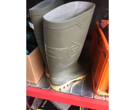 A PAIR OF SIZE 8 DUNLOP WELLIES