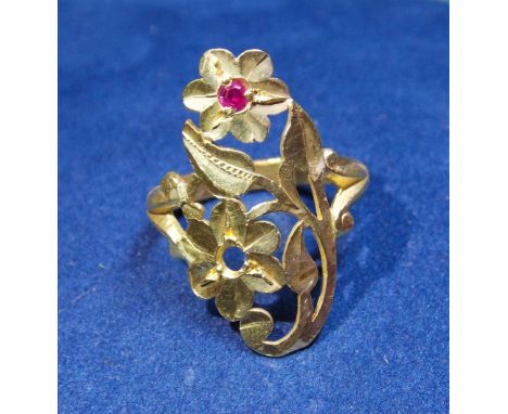 UNMARKED YELLOW METAL FLORAL DESIGN RING INSET WITH RUBY (ONE STONE MISSING) - SIZE N - 6.8G APPROX. 