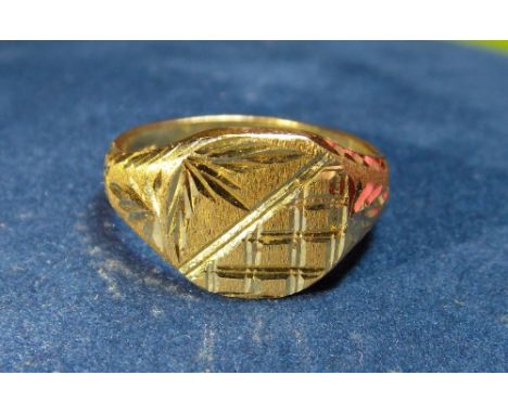 916 YELLOW GOLD SIGNET RING WITH LEAF AND HORIZONTAL HALF CHEQUERED DESIGN WITH BLAZE CUT SHOULDERS - SIZE R - 8.7G APPROX.