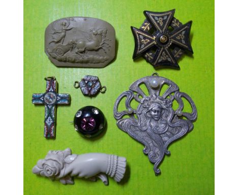A MICRO MOSAIC CROSS AND PENDANT, A CARVED HAND AND ROSE BROOCH, UNMARKED ART NOUVEAU PENDANT, ETC.