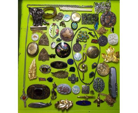 A SELECTION OF COSTUME BROOCHES, ENAMEL PINS, ETC.