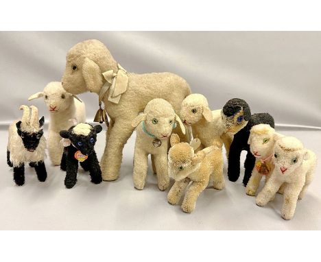 10 Weidetiere, überwiegend Steiff. Lämmer, Ziege, Heidschnucke, etc. Teils mit K oder S. Bespielt. H. ca. 10 bis 22 cm.