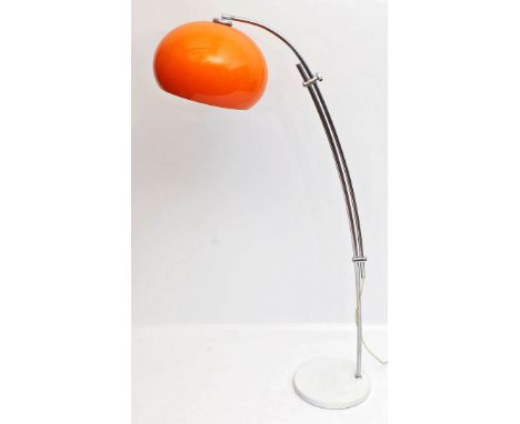 Vintage-Bogenleuchte, einflammig. Orange Kugelleuchte (Kunststoff-Schirm) mit höhenverstelbarem Chromarm. L. verschmutzt und 