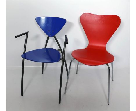 2 Designer-Stühle. a) Grau lackiertes Metallgestell mit blauer Sitzfläche und Rückenlehne. Entwurf wohl R. Randers, Dänemark 